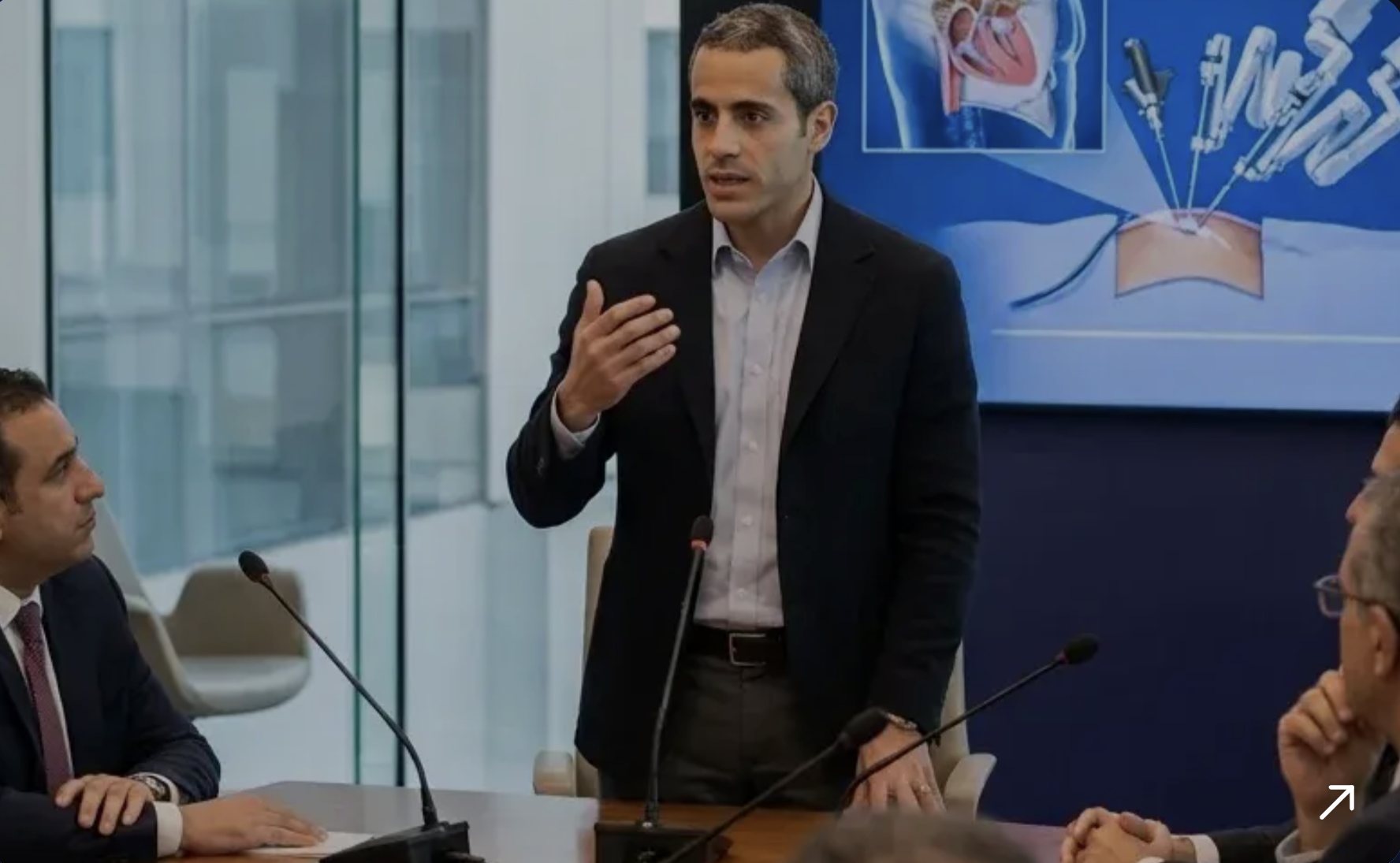 Dr. Abdelrahman Lotfy presenting on robotic surgery at a medical conference